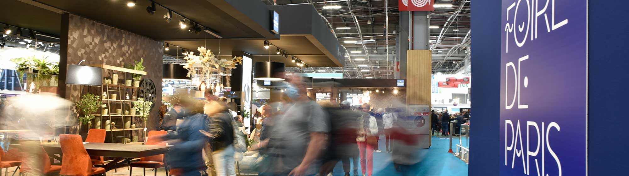 Visiteurs marchant dans les allées de la Foire de Paris