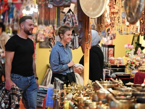Foule en immersion au cœur de World in Paris, à la découverte des cultures et artisans du monde entier.