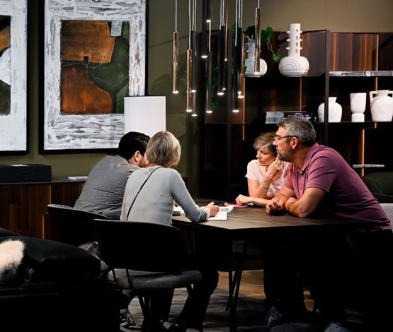 Visiteurs en discussion sur l'espace aménagement intérieur