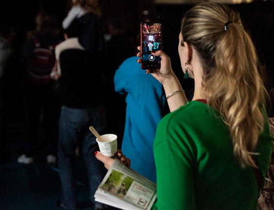 Visiteuse prenant une photo à Foire de Paris