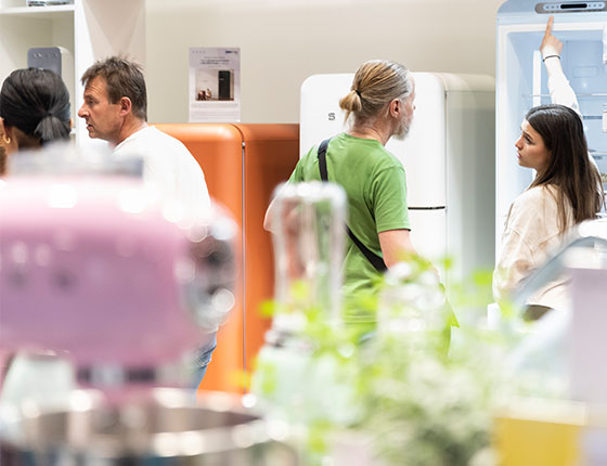 Echanges entre visiteurs et exposants Foire de Paris