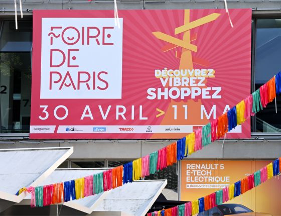 Affiche foire de paris 2026 à l’entrée du salon, annonçant les dates du 30 avril au 11 mai dans une ambiance festive