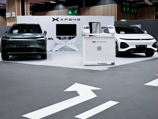 Voitures électriques Xpeng exposées dans l’espace mobilité de foire de paris, dédié aux nouvelles mobilités