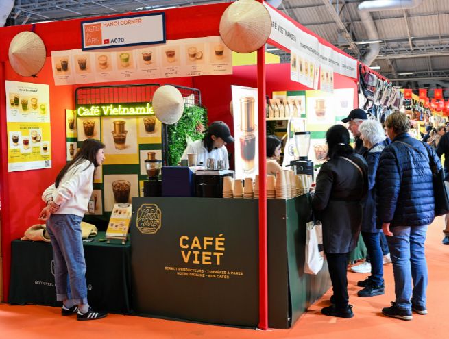 Événement World in Paris mettant en avant des artisans internationaux et des expériences culturelles, avec des expositions vibrantes représentant l'artisanat, la gastronomie et le tourisme du monde entier.